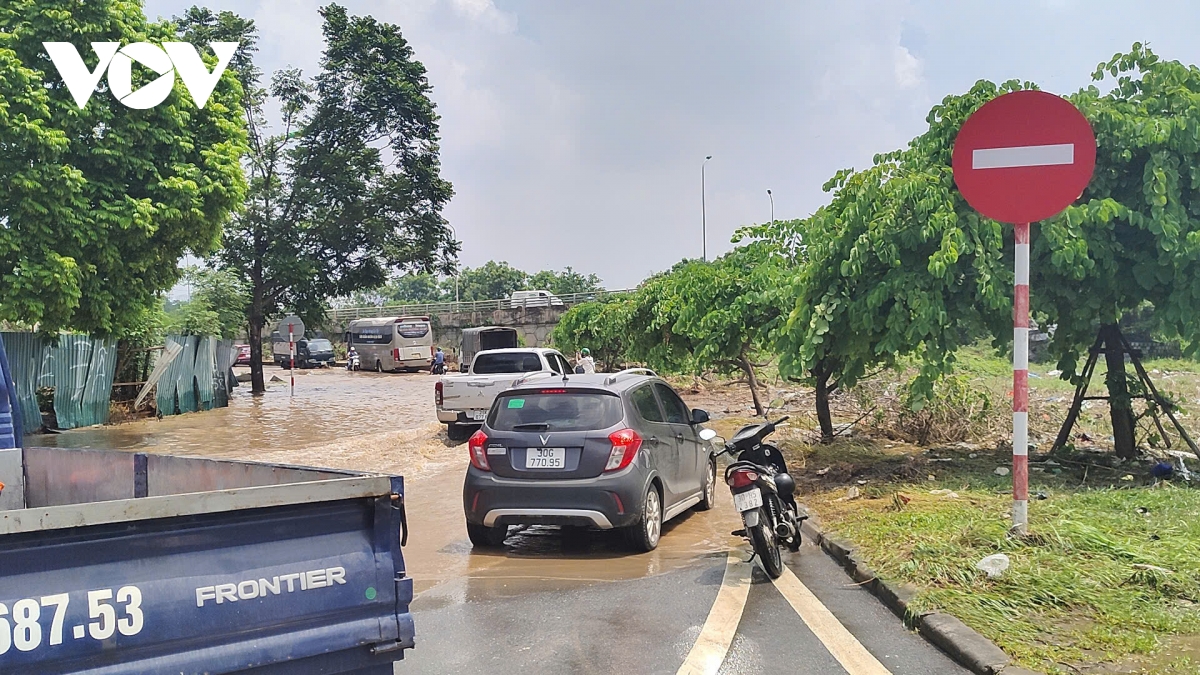 ba ngay sau mua lon, ha noi van co noi ngap sau khien xe cuu ho phai quay dau hinh anh 4