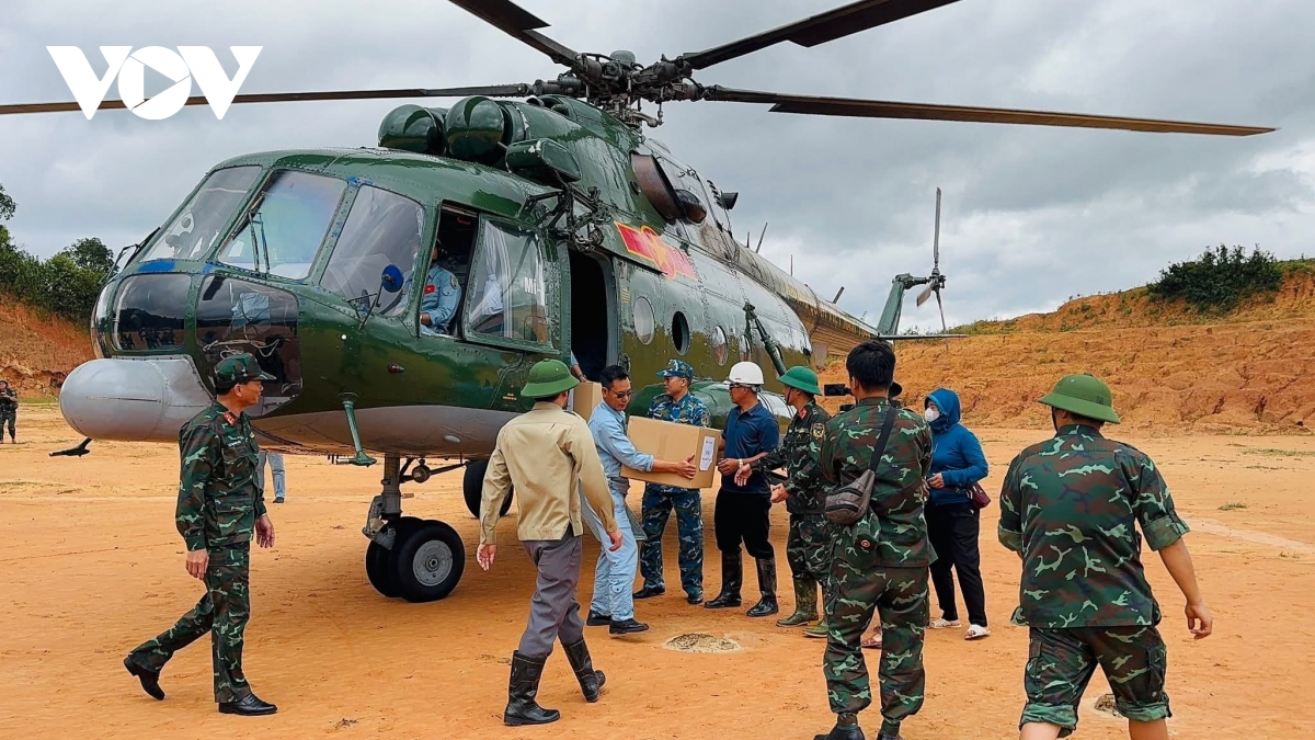 Điện Biên thiệt hại nặng vì mưa lũ, trực thăng tiếp tục thả hàng cứu trợ vùng cô lập