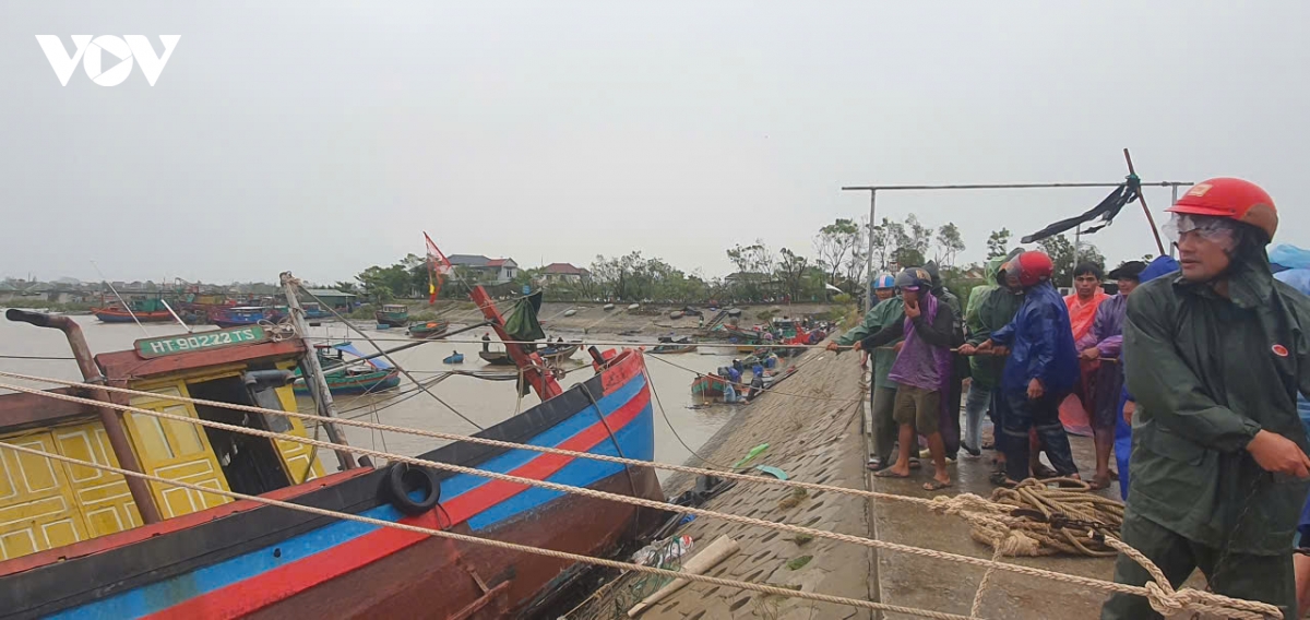 xot xa chung kien ngu dan ha tinh cuu vot tau thuyen hinh anh 4
