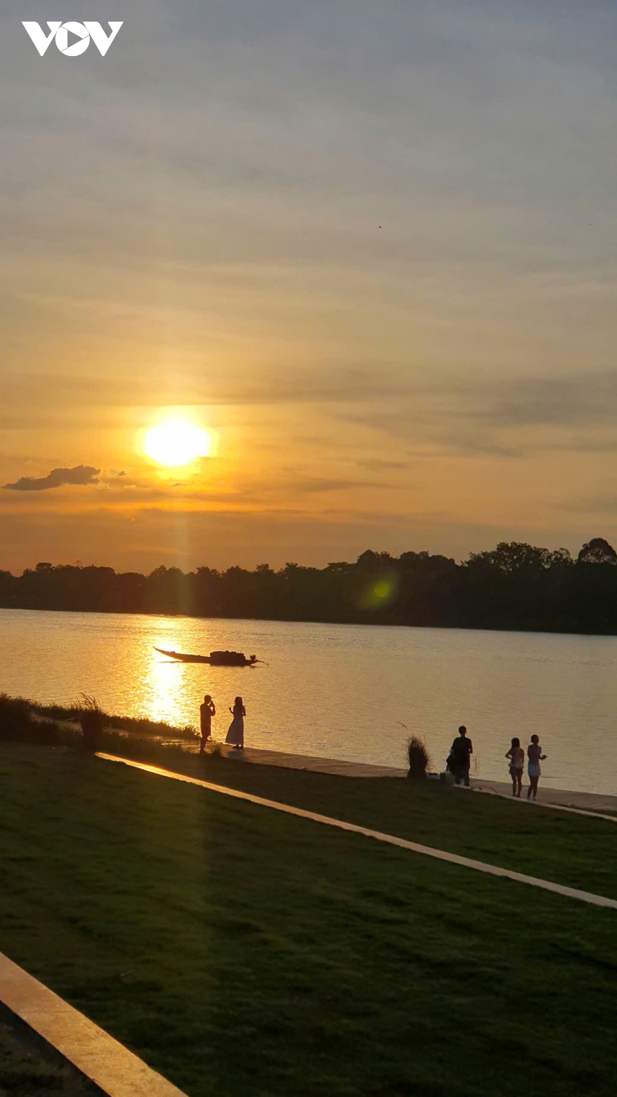 Al caer la tarde, la luz dorada del atardecer tiñe el paisaje. El río Huong parece una cinta de seda que abraza la ciudad. Al caer la tarde, la luz dorada del atardecer tiñe el paisaje. El río Huong parece una cinta de seda que abraza la ciudad.