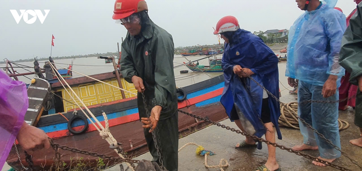 xot xa chung kien ngu dan ha tinh cuu vot tau thuyen hinh anh 3