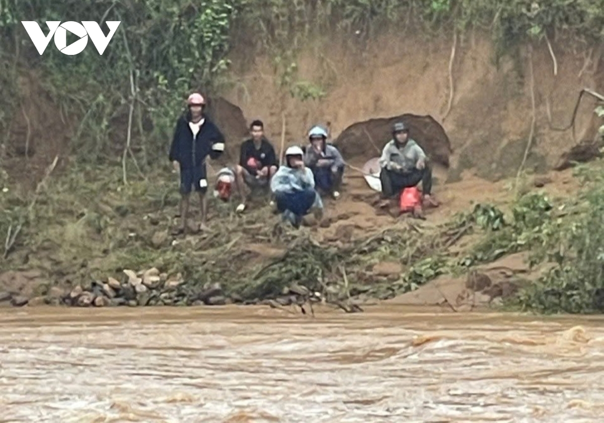 Cứu hộ thành công 5 người dân bị nước lũ cô lập ở Quảng Trị