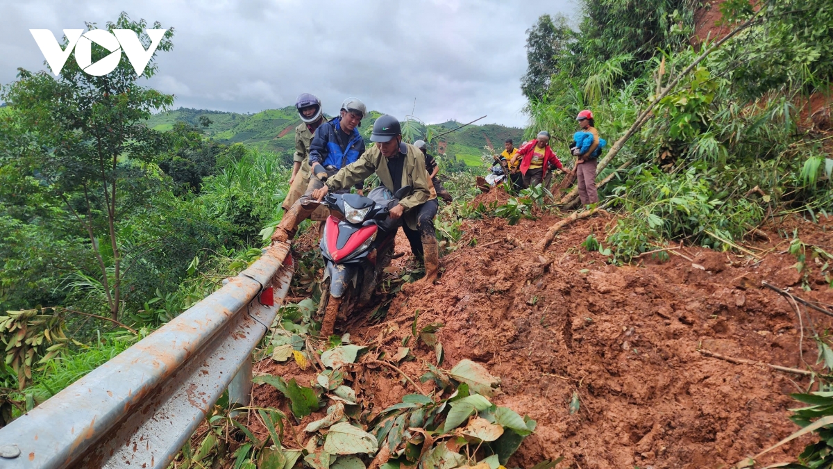 Mưa lũ tàn phá gây tê liệt Quốc lộ 12 tại Điện Biên