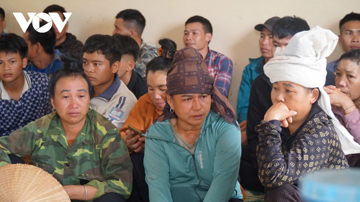 pho thu tuong le thanh long tham, tang qua nguoi dan vung lu son la hinh anh 5