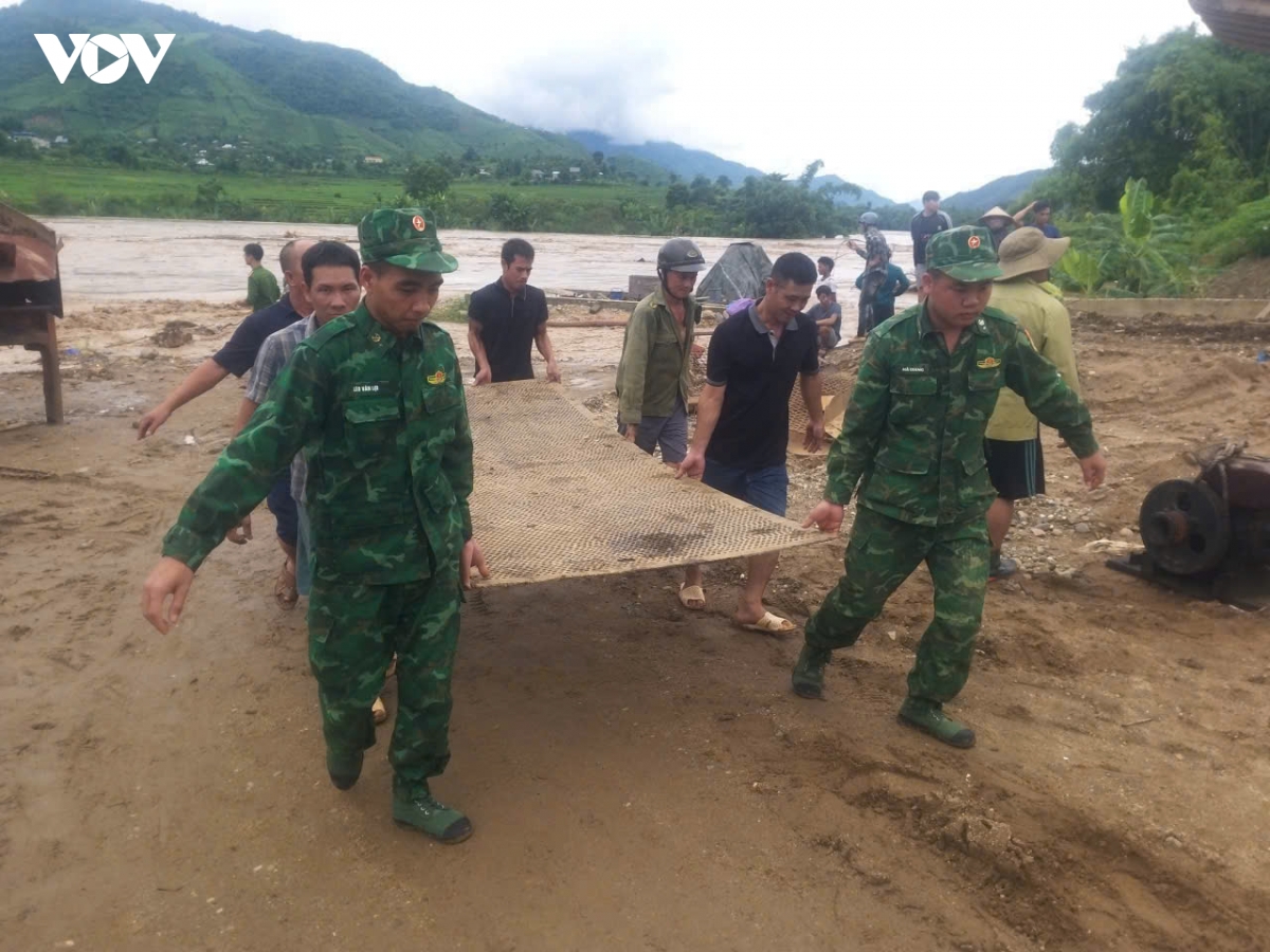 bo doi bien phong son la ho tro ba con vung lu tranh tru an toan trong dem hinh anh 7