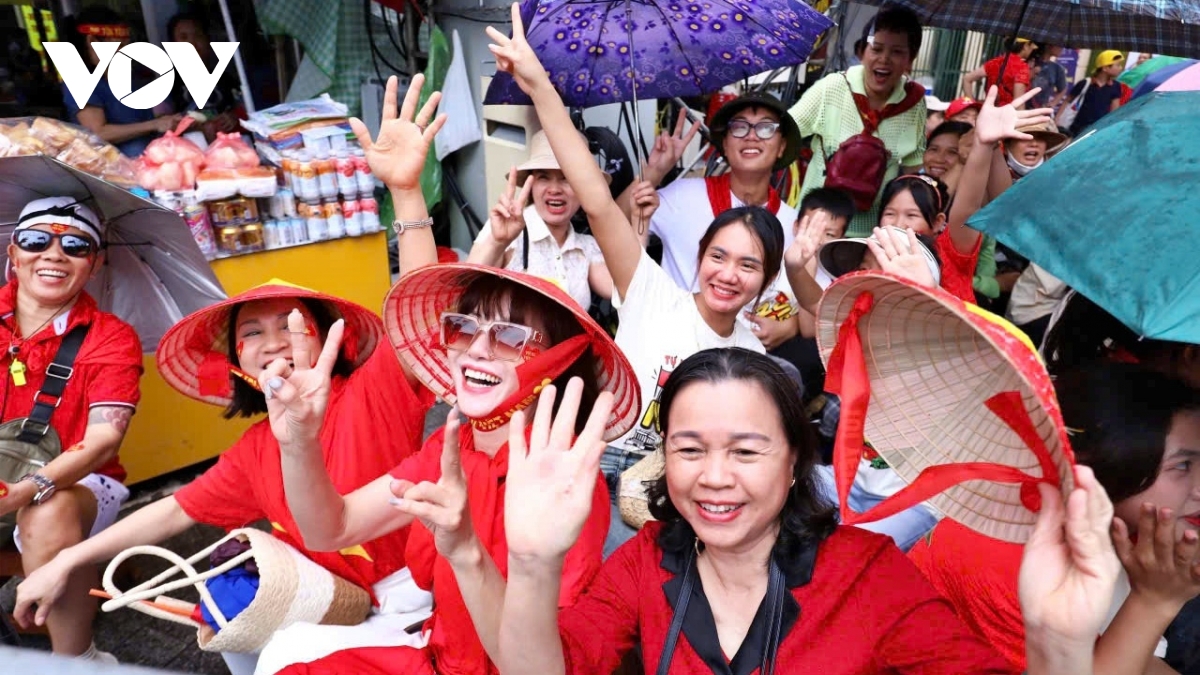 Hàng nghìn người dầm mưa, xếp hàng từ sớm chờ xem sơ duyệt diễu binh, diễu hành