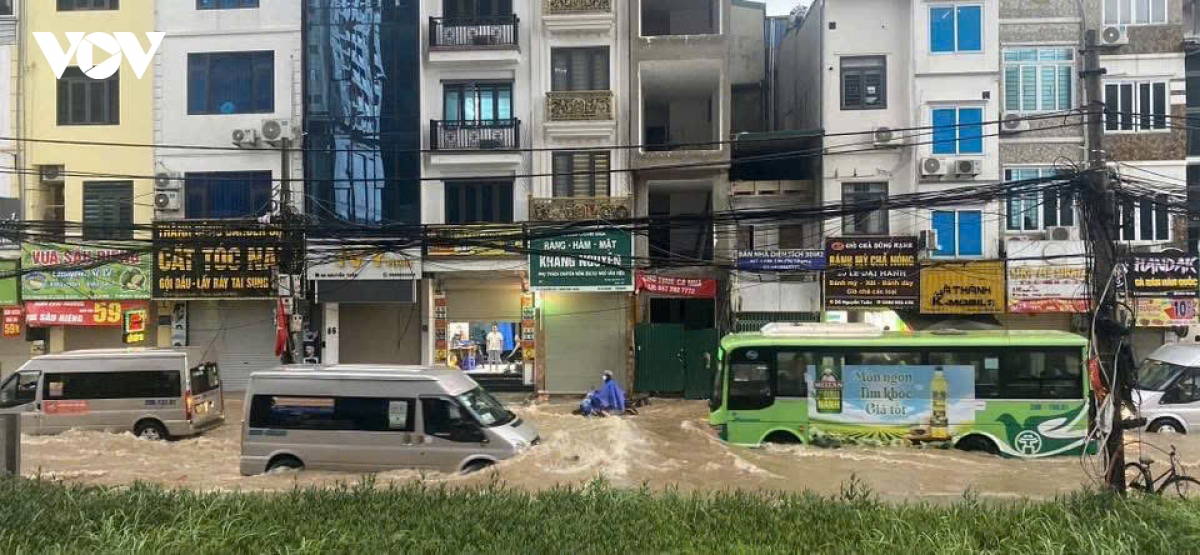 xe chim trong nuoc, chet may la liet sau con mua lon keo dai o ha noi hinh anh 10