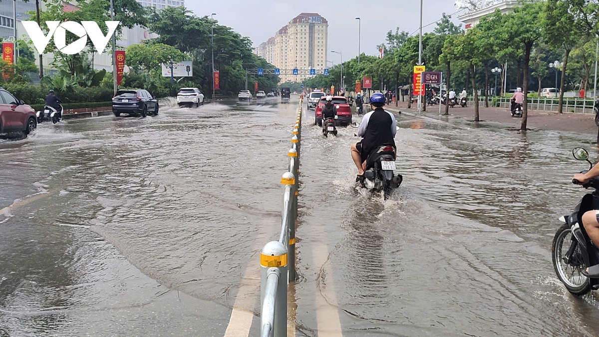 ba ngay sau mua lon, ha noi van co noi ngap sau khien xe cuu ho phai quay dau hinh anh 7