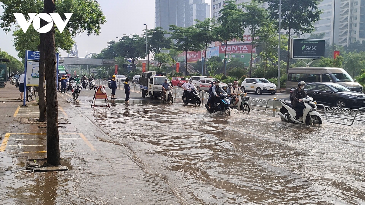 Ba ngày sau mưa lớn, Hà Nội vẫn có nơi ngập sâu khiến xe cứu hộ phải quay đầu