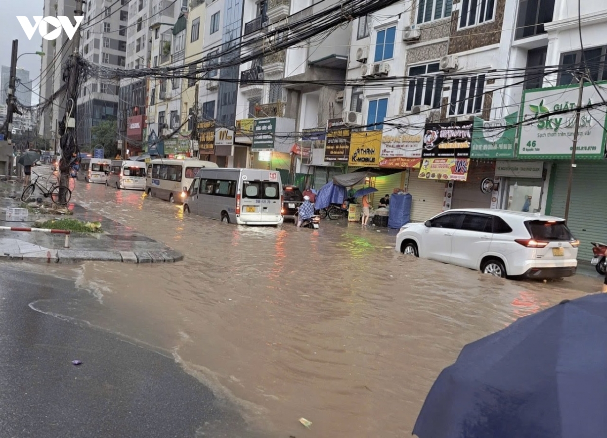xe chim trong nuoc, chet may la liet sau con mua lon keo dai o ha noi hinh anh 11