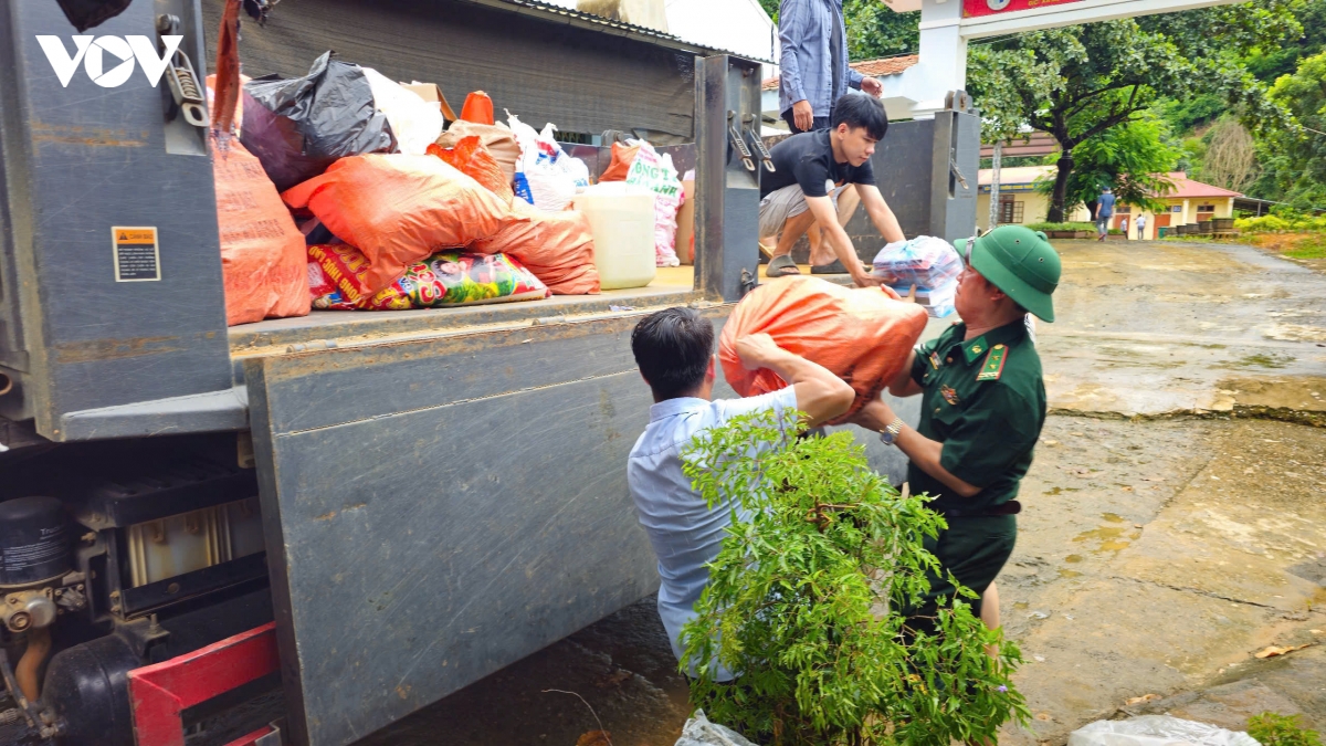 bo doi bien phong son la ho tro ba con vung lu tranh tru an toan trong dem hinh anh 8