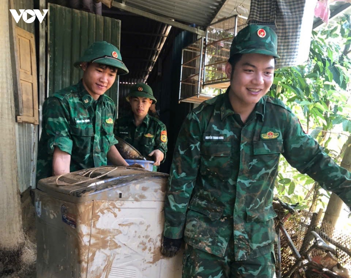 bo doi bien phong son la cung ba con vung lu vuot kho hinh anh 9