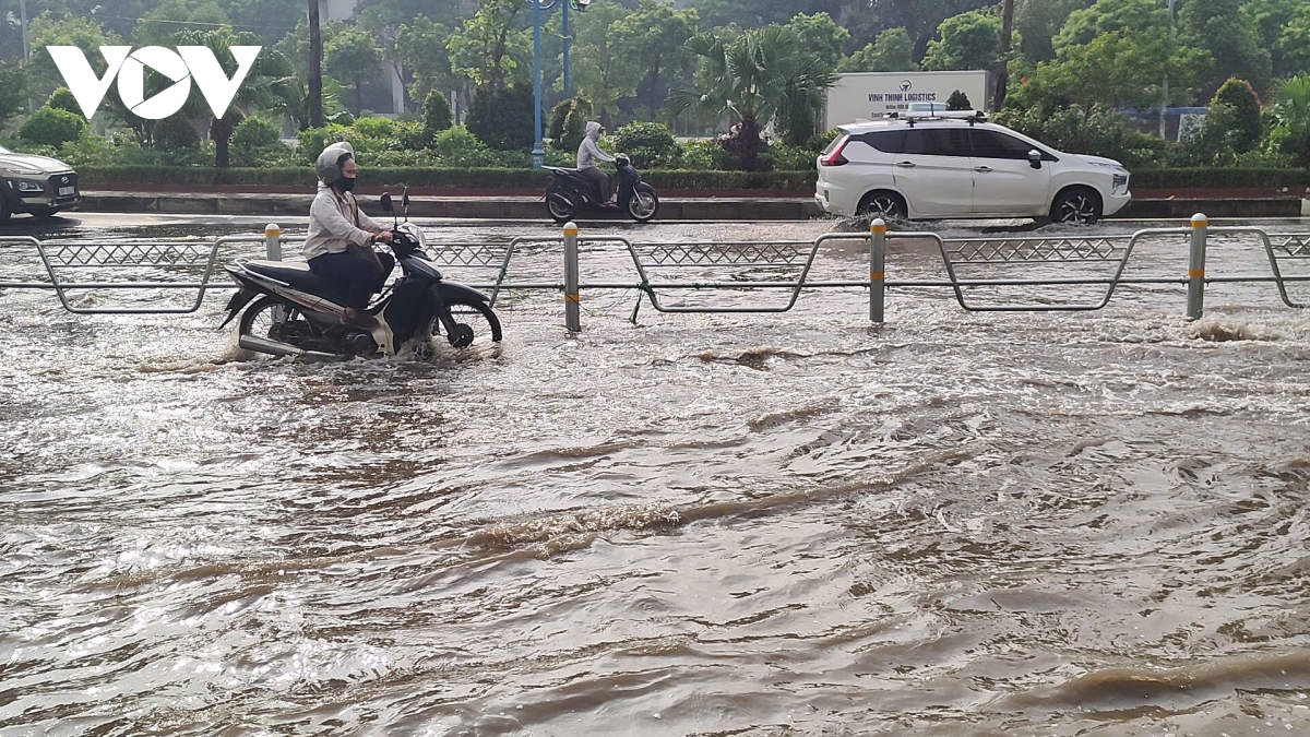 ba ngay sau mua lon, ha noi van co noi ngap sau khien xe cuu ho phai quay dau hinh anh 10