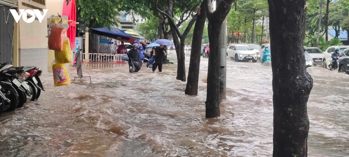 xe chim trong nuoc, chet may la liet sau con mua lon keo dai o ha noi hinh anh 12