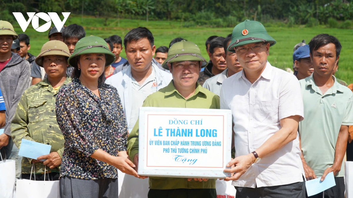 pho thu tuong le thanh long tham, tang qua nguoi dan vung lu son la hinh anh 4
