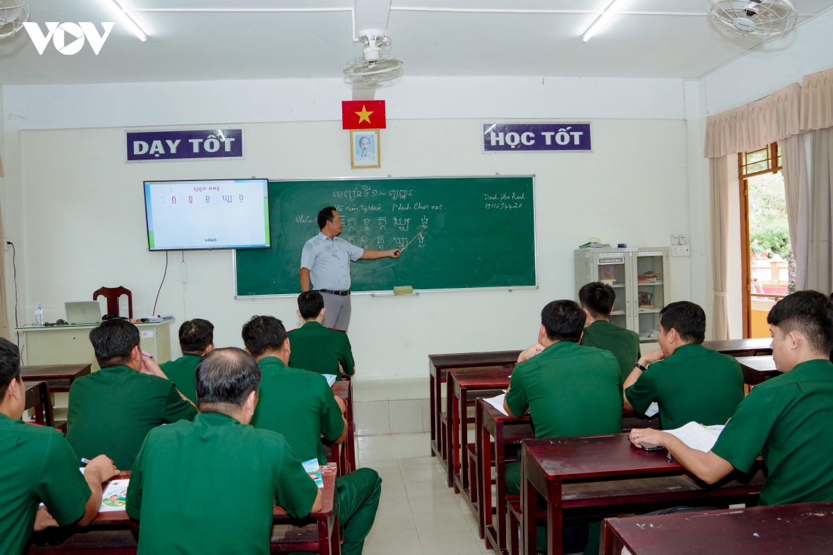 bo doi bien phong can tho hoc tieng dan toc de gan dan, hieu dan hon hinh anh 1