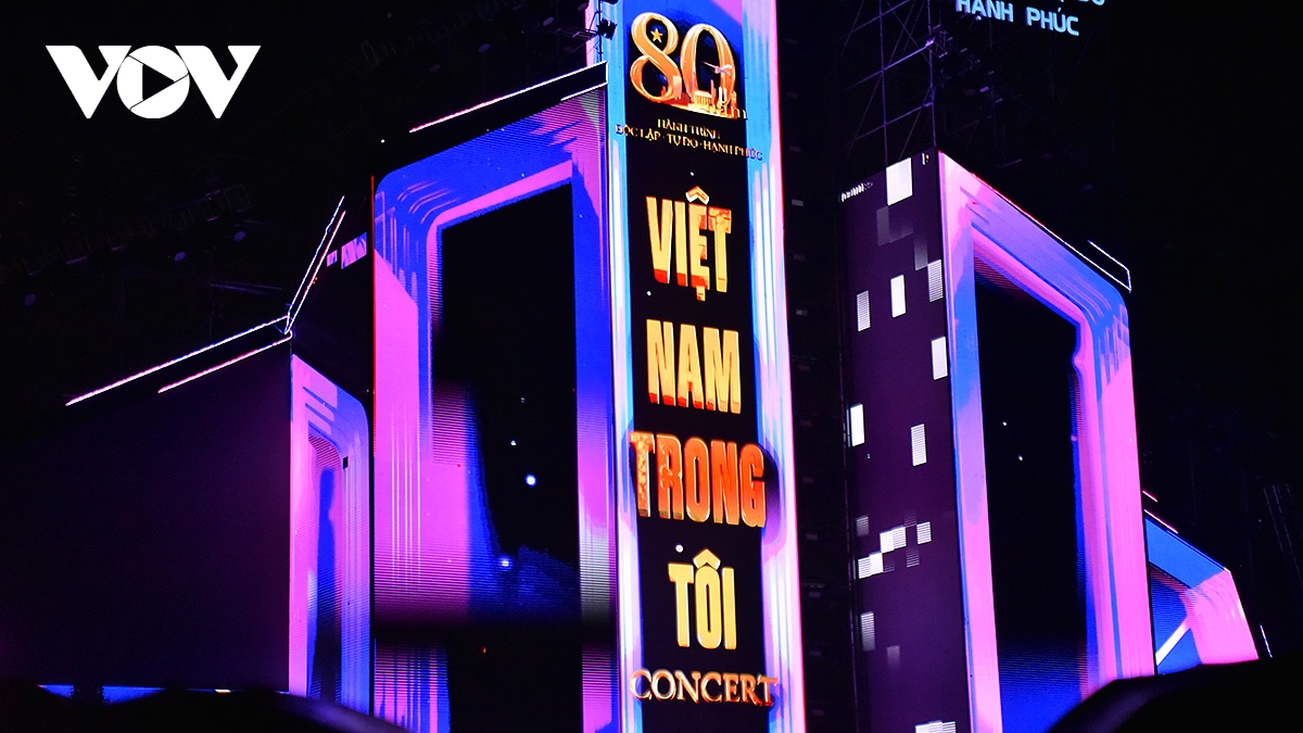 Hàng vạn khán giả Thủ đô “cháy” cùng “Việt Nam trong tôi” dưới mưa trắng trời