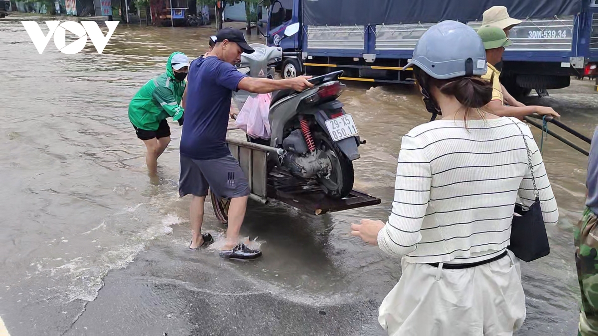 Đại lộ Thăng Long vẫn ngập sâu, dịch vụ xe kéo “đắt khách”