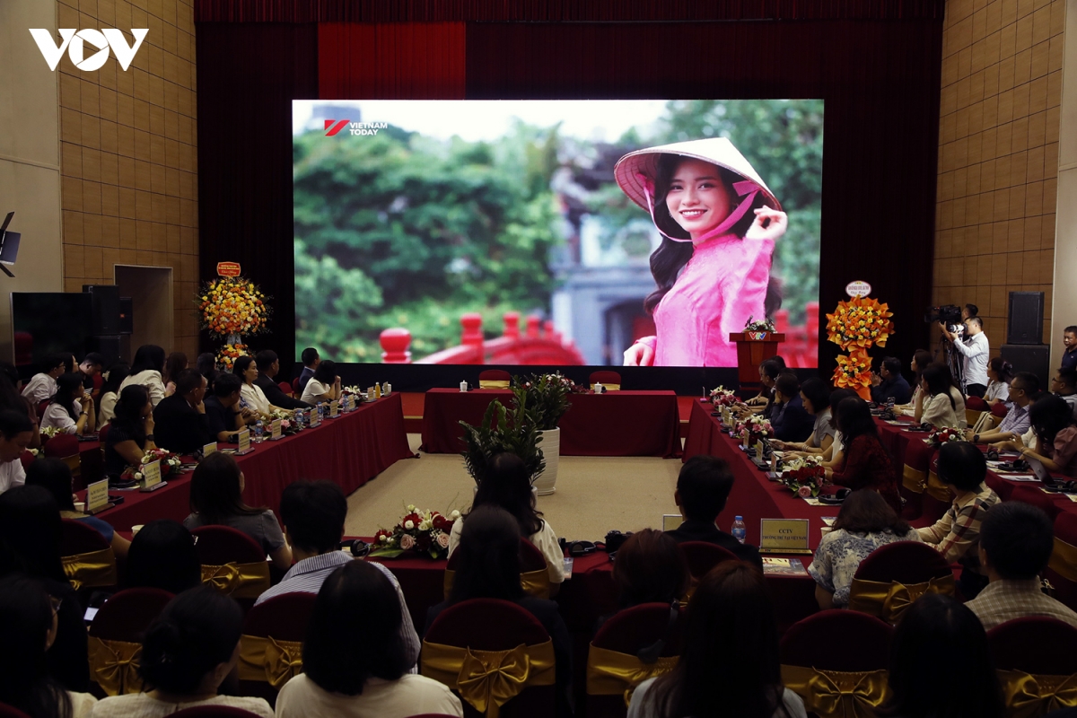 vietnam today cau noi van hoa va thong tin cua viet nam voi ban be quoc te hinh anh 2