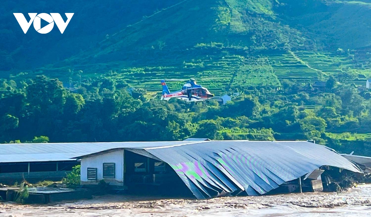 hinh anh truc thang giai cuu thanh cong 8 nguoi dan bi co lap do mua lu o son la hinh anh 3