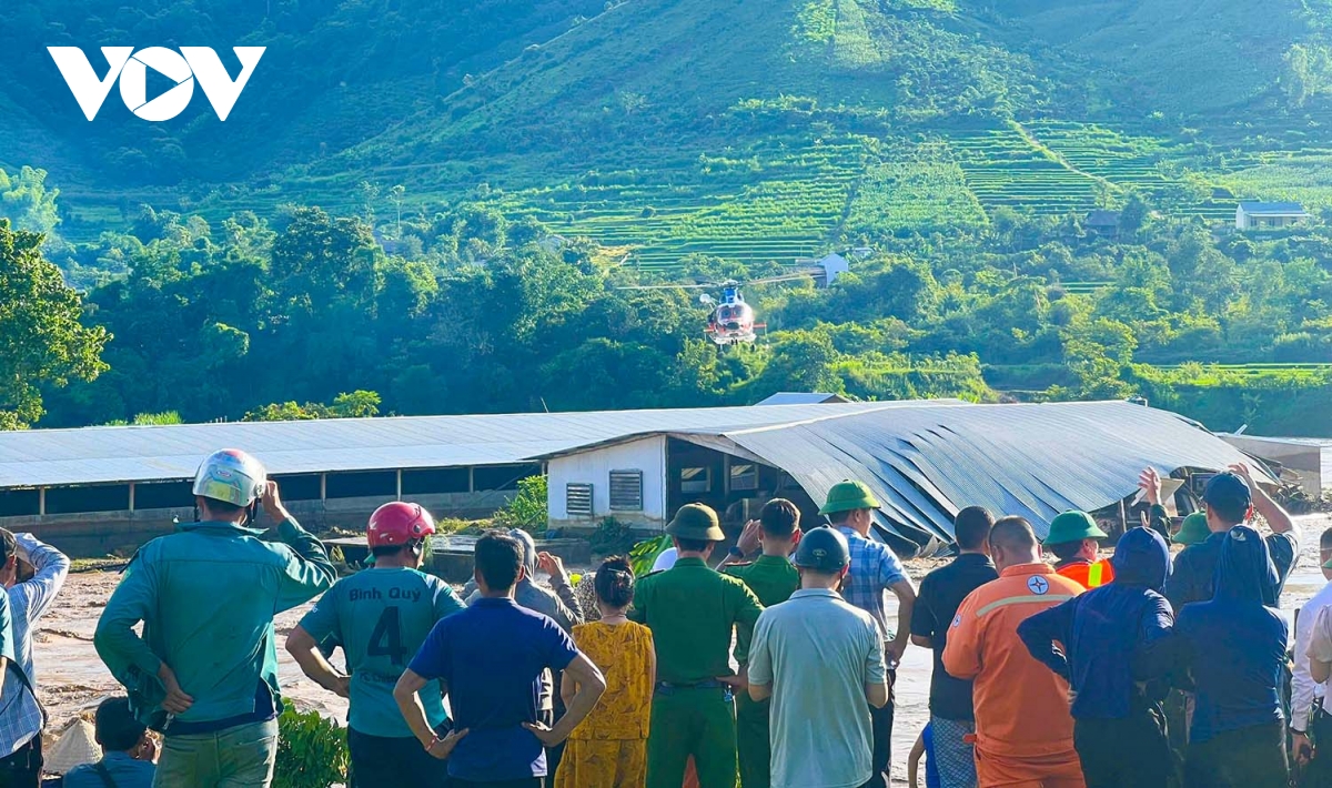 hinh anh truc thang giai cuu thanh cong 8 nguoi dan bi co lap do mua lu o son la hinh anh 2