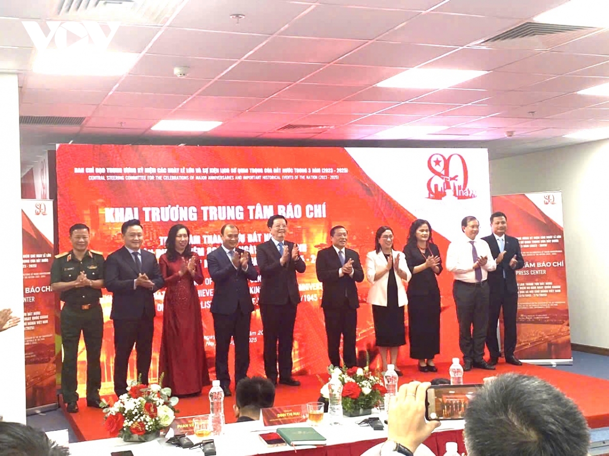 khai truong trung tam bao chi trien lam thanh tuu dat nuoc hinh anh 2
