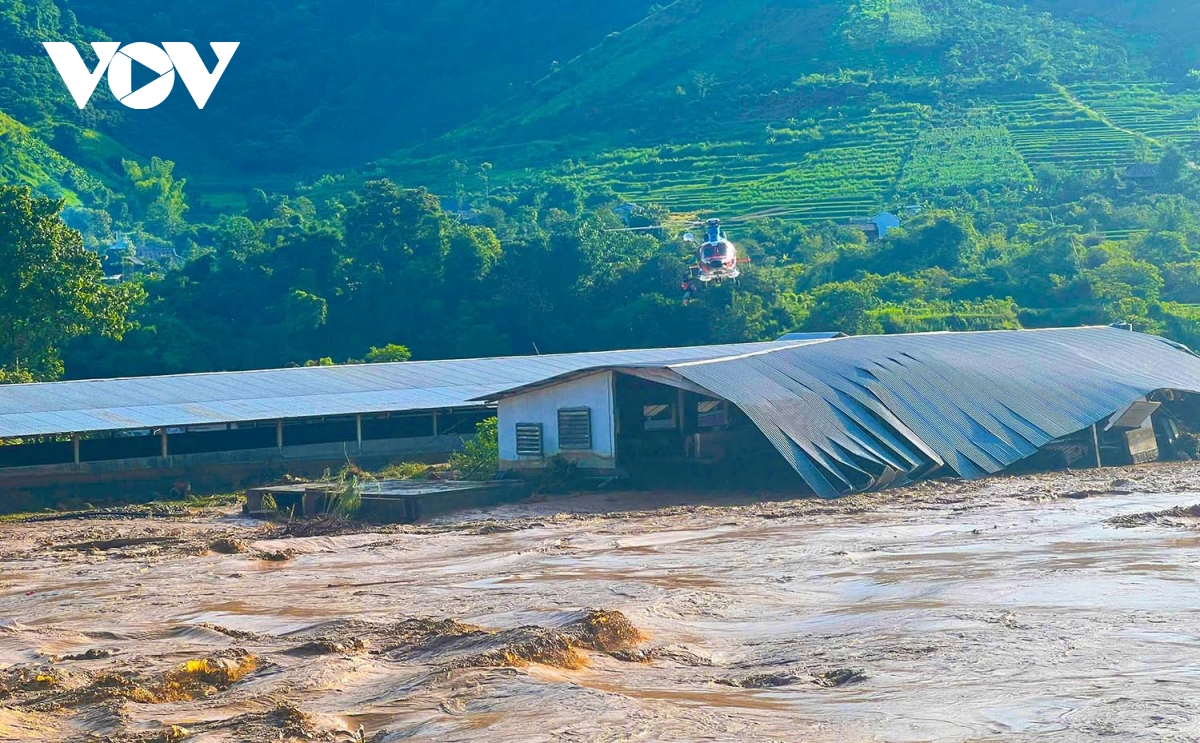 hinh anh truc thang giai cuu thanh cong 8 nguoi dan bi co lap do mua lu o son la hinh anh 4