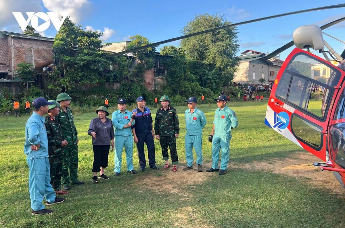 hinh anh truc thang giai cuu thanh cong 8 nguoi dan bi co lap do mua lu o son la hinh anh 1