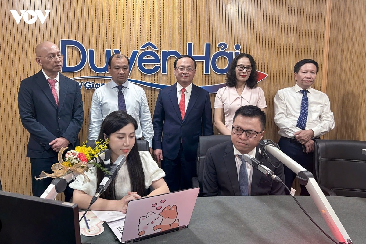 vov giao thong duyen hai Dua song fm den tung con thuyen, tung cung duong ven bien hinh anh 5