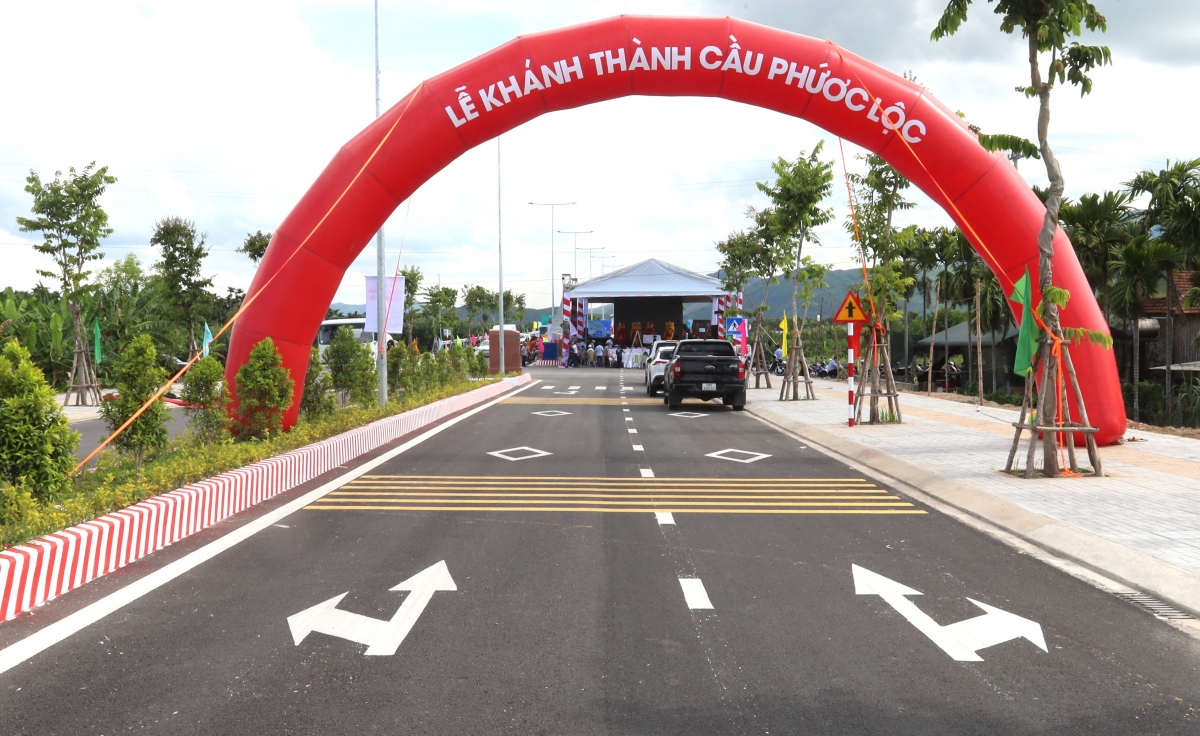 can canh cau vom thep dau tien o quang ngai chuan bi thong xe hinh anh 14