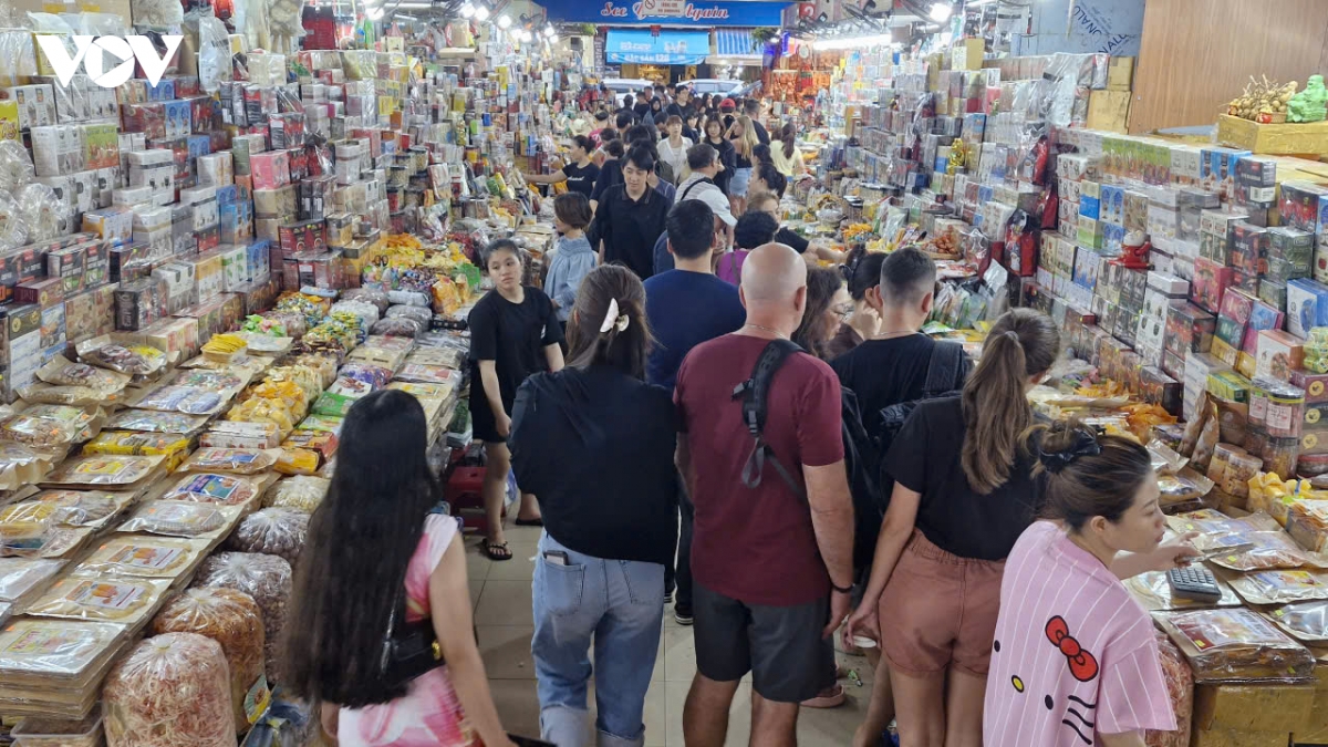 Da nang nhieu chuong trinh khuyen mai, hang hoa phong phu dip le 2 9 hinh anh 2
