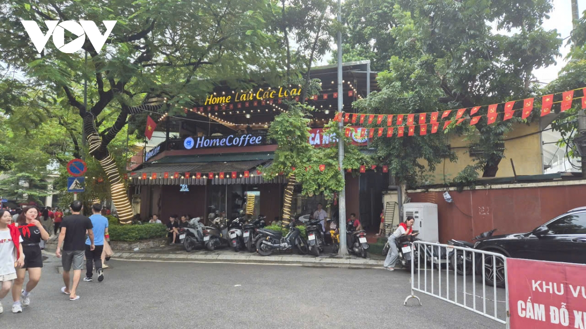 Quán cà phê mở cửa xuyên đêm, miễn phí phục vụ bộ đội và người dân xem diễu binh 2/9