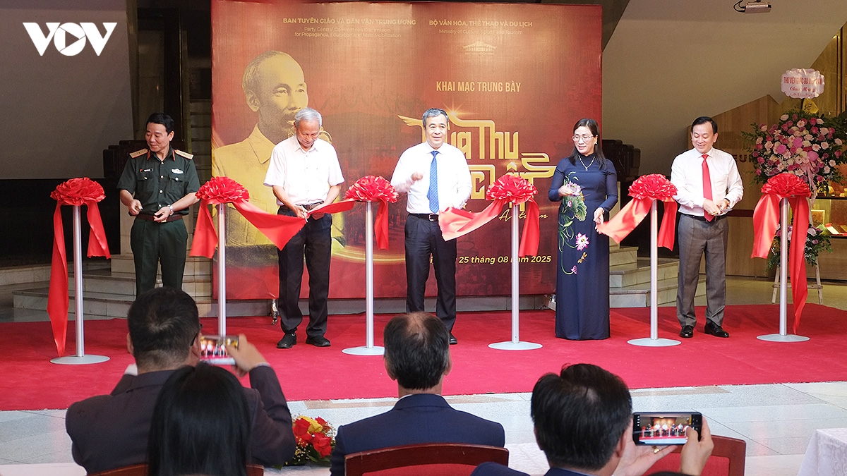khai mac trung bay chuyen de mua thu Doc lap ky niem 80 nam quoc khanh hinh anh 1