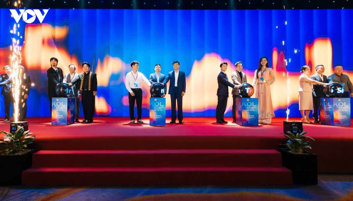 tung duong, Den vau, huy quan hoa va cac kol du hoi nghi kol dau tien tai viet nam hinh anh 9
