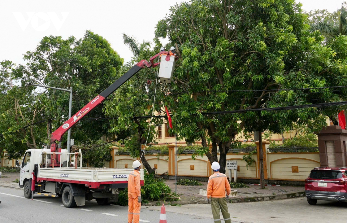 khan truong khac phuc su co de cap dien tro lai som nhat cho nguoi dan sau bao hinh anh 1