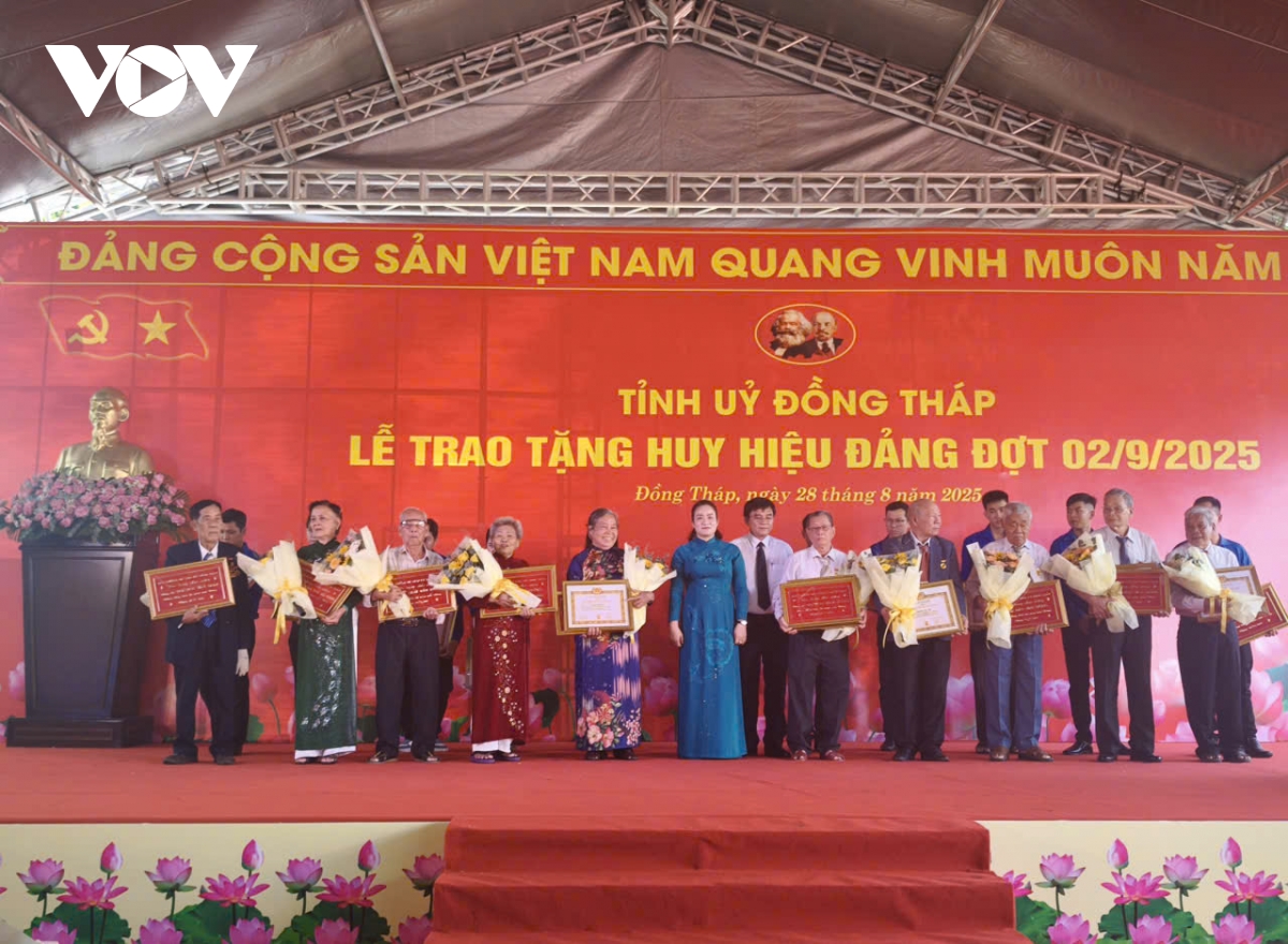 Tỉnh ủy Đồng Tháp tổ chức lễ trao tặng Huy hiệu Đảng cho các đảng viên cao niên