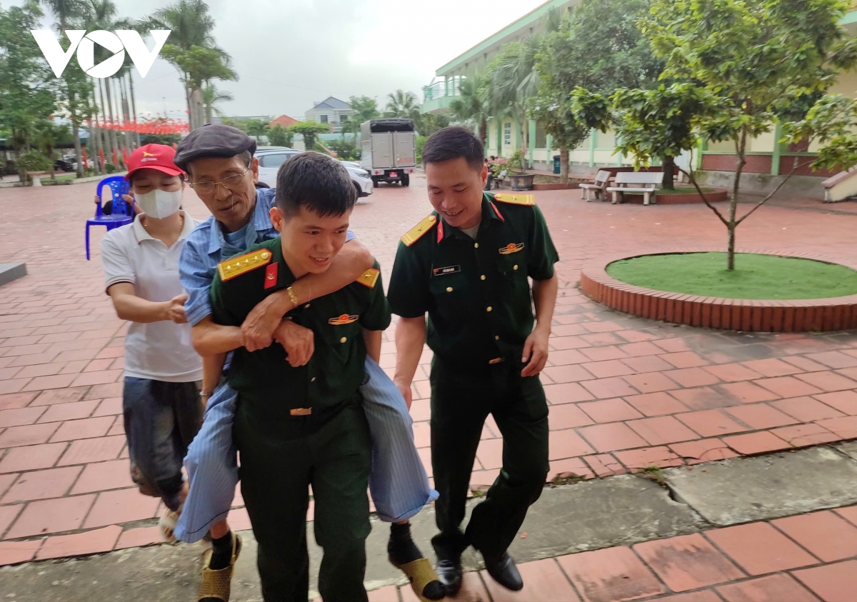 nguoi linh quan y noi dai mach nguon tri an hinh anh 3
