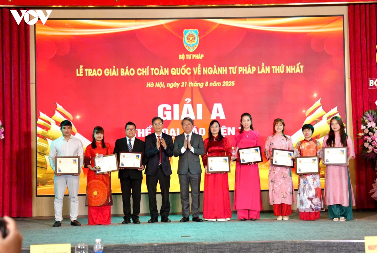 le trao giai bao chi toan quoc ve nganh tu phap lan thu nhat hinh anh 1