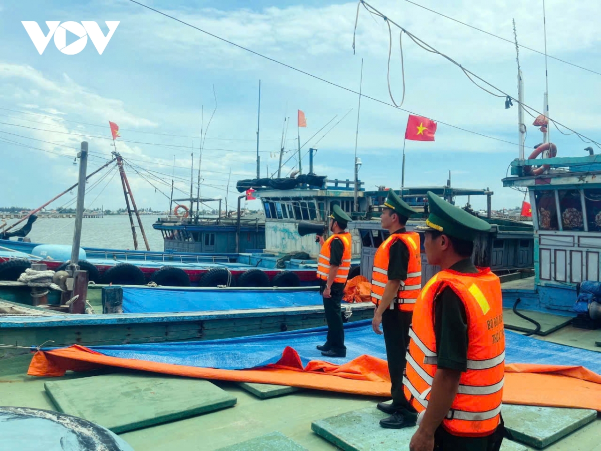 nguoi dan tp hue tat bat di chuyen tau thuyen, chang chong nha cua tranh bao hinh anh 3