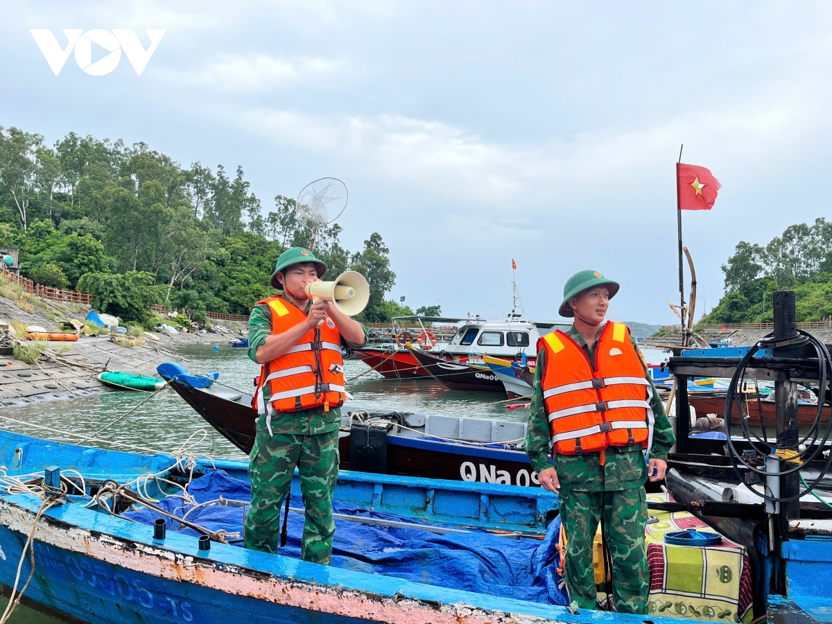 bao so 5 tp. Da nang cam bien, cu lao cham dung moi phuong tien ra vao dao hinh anh 1
