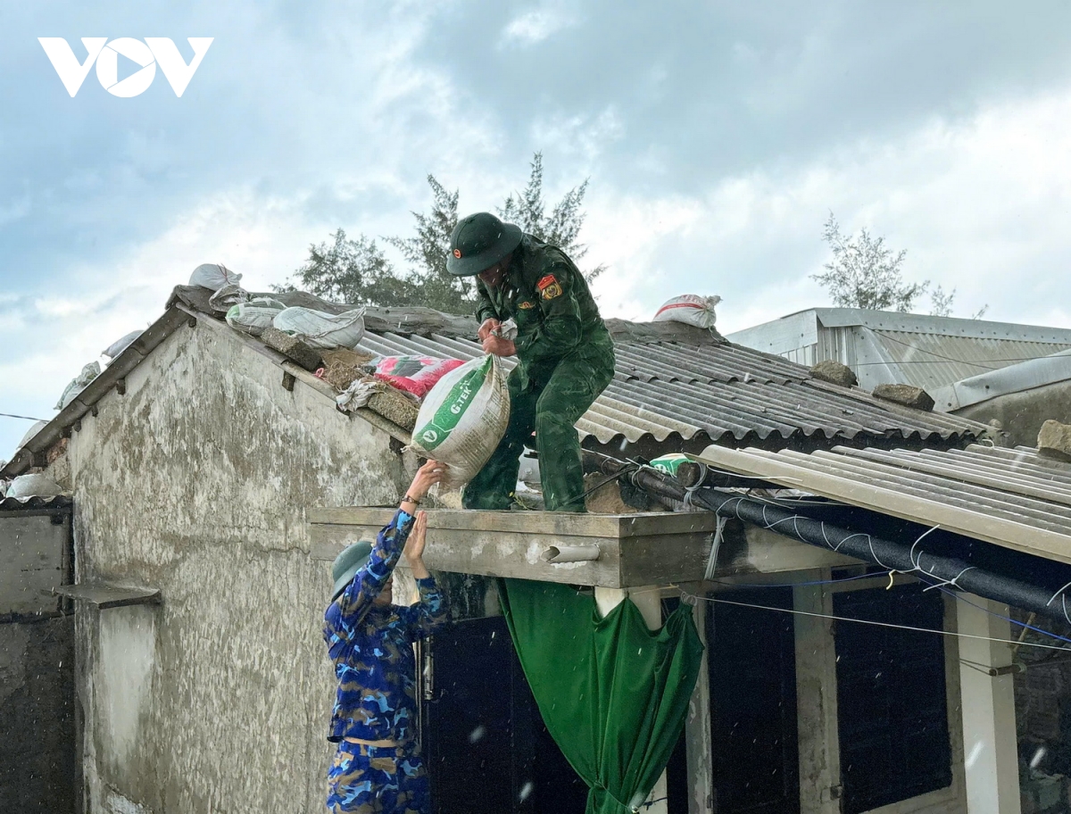 Người dân TP Huế tất bật di chuyển tàu thuyền, chằng chống nhà cửa tránh bão