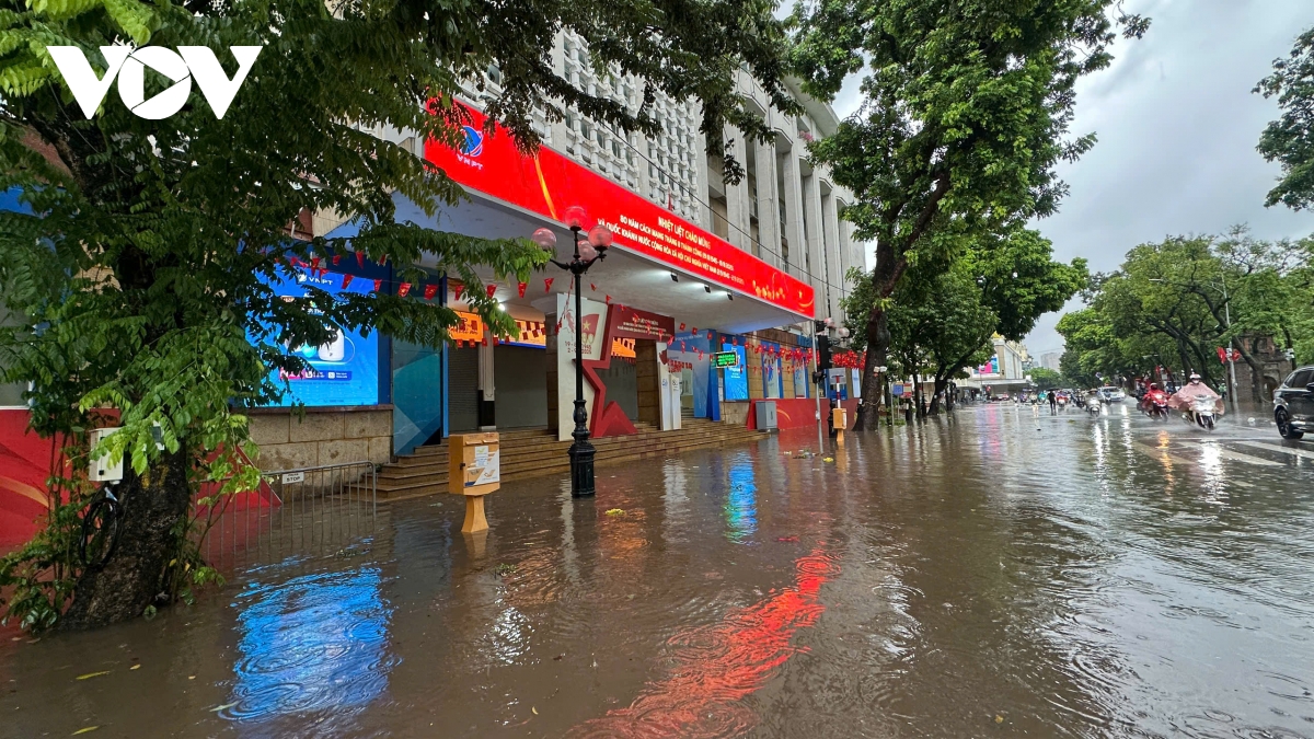 Phố đi bộ Hồ Hoàn Kiếm biến thành sông sau mưa lớn kéo dài