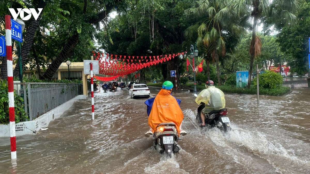 pho di bo ho hoan kiem bien thanh song sau mua lon keo dai hinh anh 9