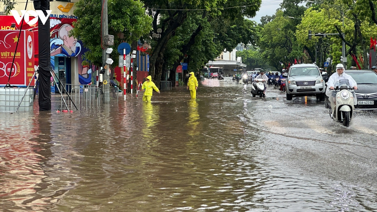 pho di bo ho hoan kiem bien thanh song sau mua lon keo dai hinh anh 7