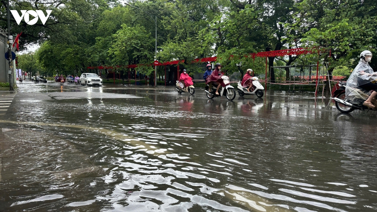 pho di bo ho hoan kiem bien thanh song sau mua lon keo dai hinh anh 14