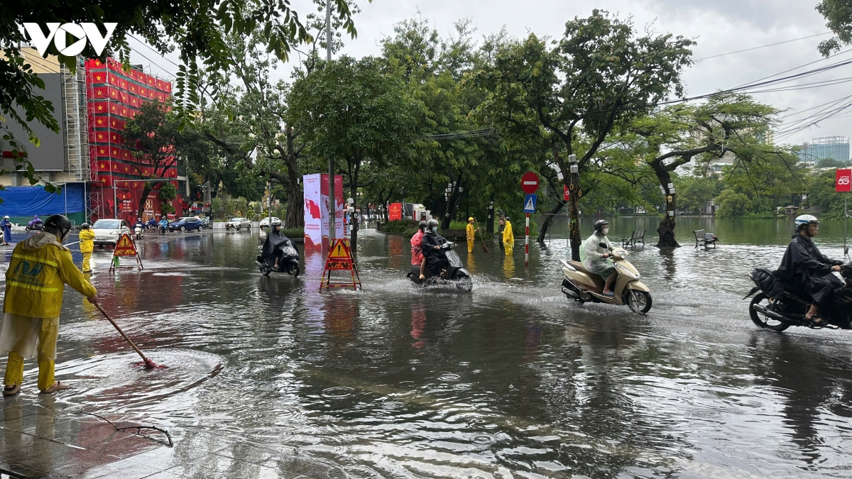 pho di bo ho hoan kiem bien thanh song sau mua lon keo dai hinh anh 16