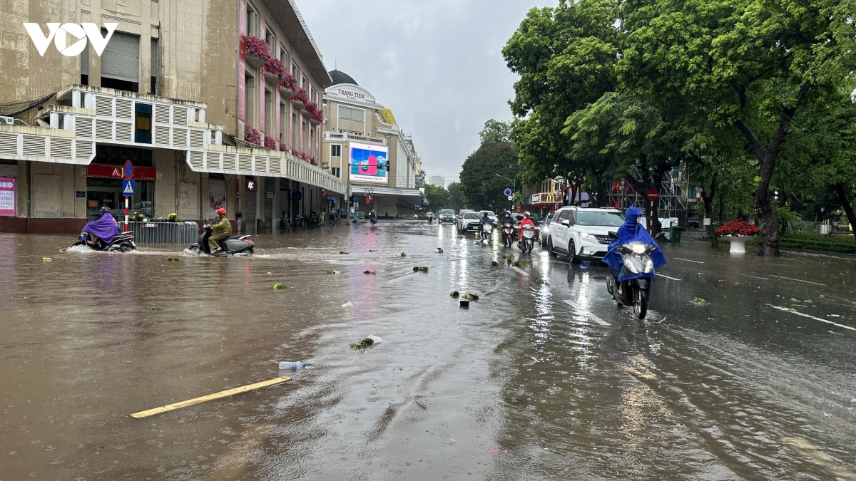 pho di bo ho hoan kiem bien thanh song sau mua lon keo dai hinh anh 2