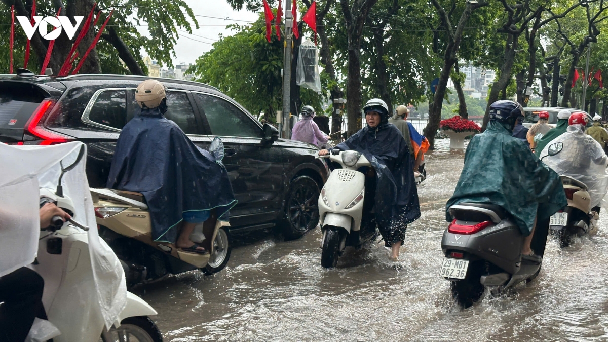 pho di bo ho hoan kiem bien thanh song sau mua lon keo dai hinh anh 6