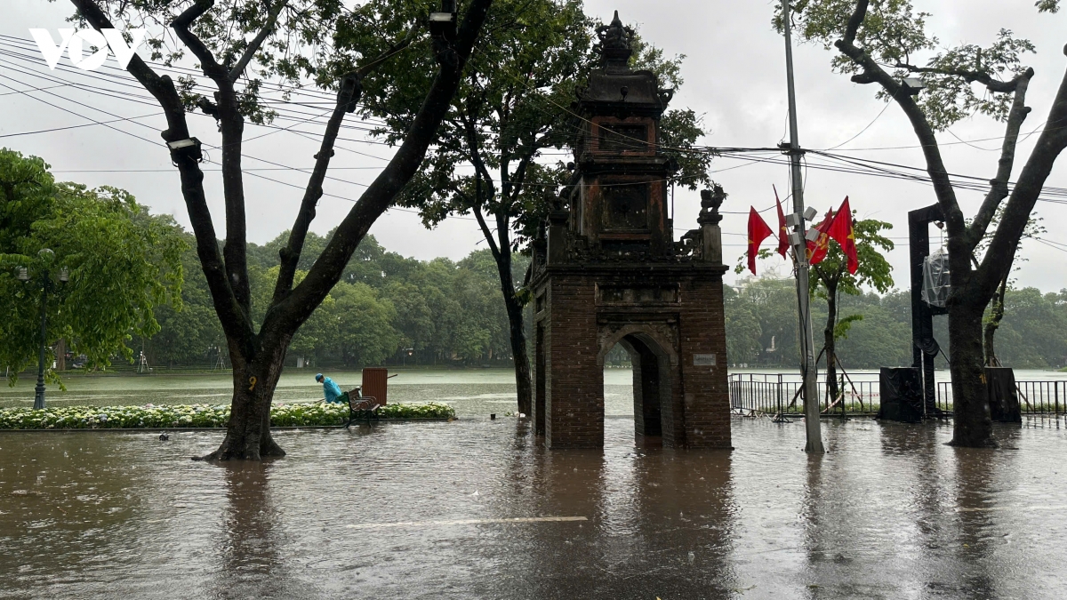 pho di bo ho hoan kiem bien thanh song sau mua lon keo dai hinh anh 5