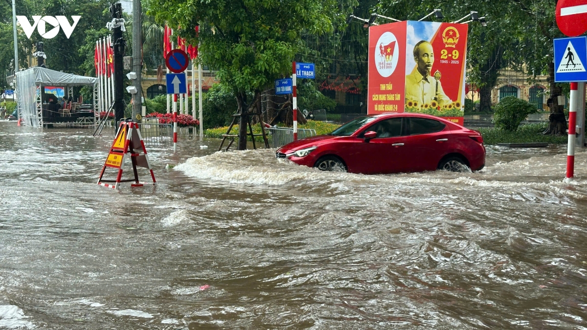 pho di bo ho hoan kiem bien thanh song sau mua lon keo dai hinh anh 8